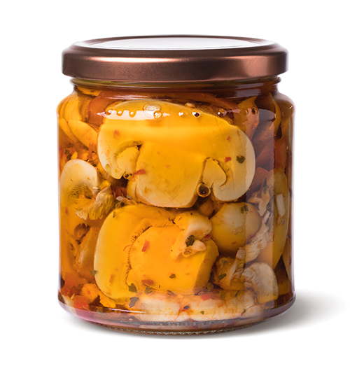 vaso in vetro con funghi tagliati e conditi piccanti in olio di girasole
