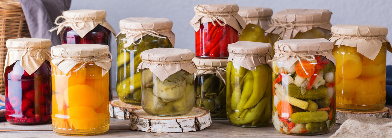 conserve tipiche siciliane di gusti d'aprile, nell'immagine viene mostrata una collezionei di sottoli tipici siciliani prodotti con metodo artigiannale, fra i prodotti troviamo funghi, olive, capperi, aglio, peproni, e molto altro